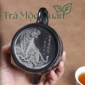Ấm Tử Sa Tần Quyền Huyền Thiết Thạch Hoàng Khắc Sơn Thủy 300ml ATS49