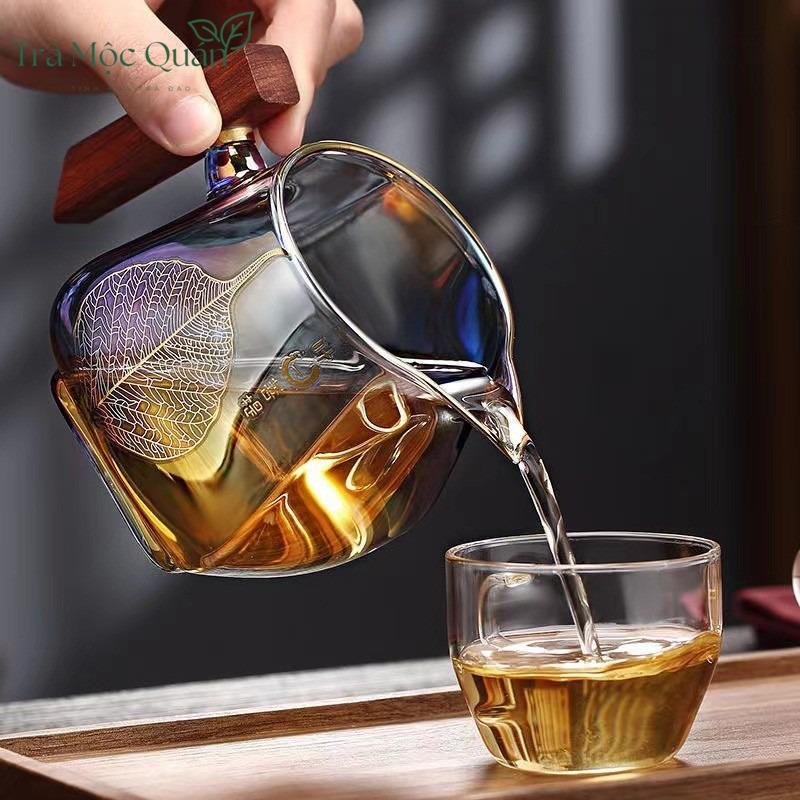 Tống Trà Thủy Tinh Chịu Nhiệt Dáng Vuông Cán Gỗ TT18