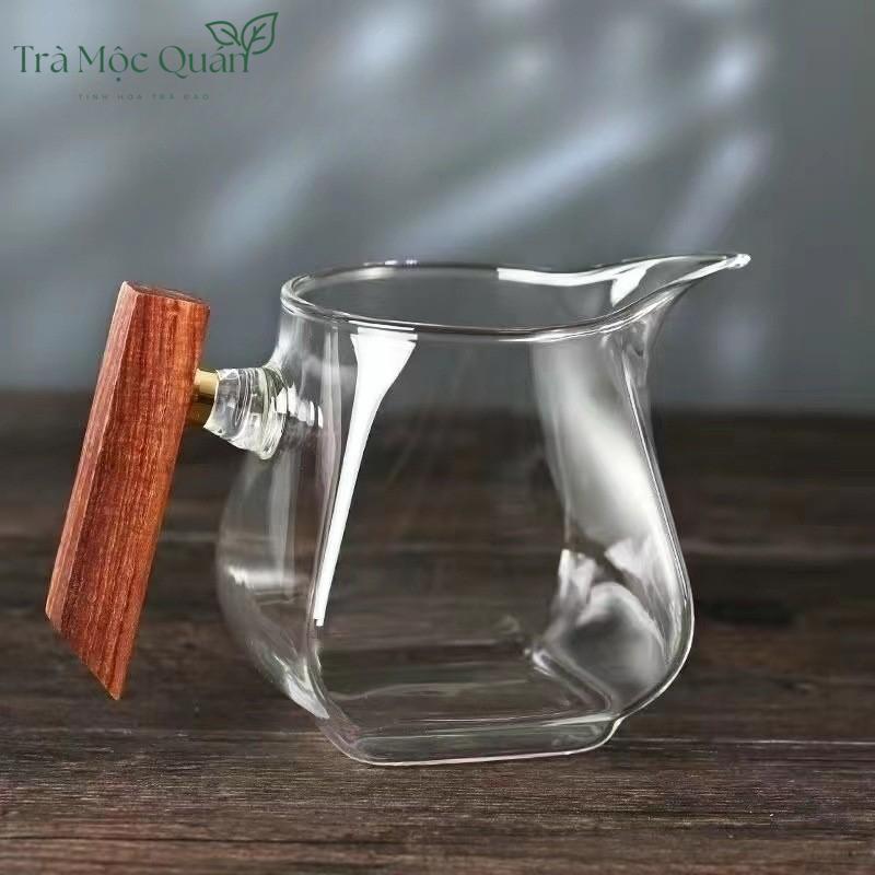 Tống Trà Thủy Tinh Chịu Nhiệt Dáng Vuông Cán Gỗ TT18