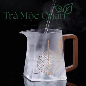 Tống Trà Thủy Tinh Tay Cầm Gỗ Họa Tiết Lá Bồ Đề 300ml TT13