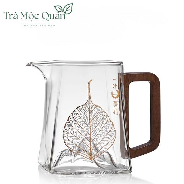 Tống Trà Thủy Tinh Tay Cầm Gỗ Họa Tiết Lá Bồ Đề 300ml TT13
