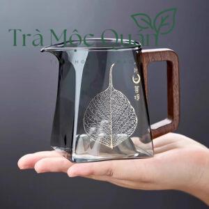 Tống Trà Thủy Tinh Tay Cầm Gỗ Họa Tiết Lá Bồ Đề 300ml TT13