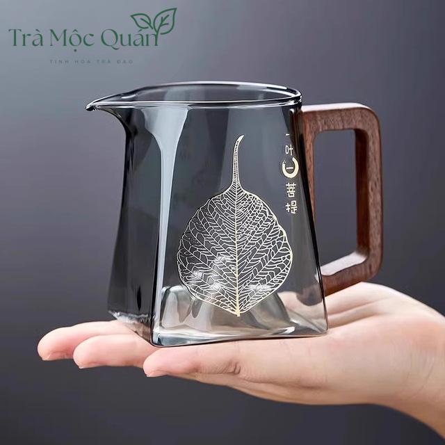 Tống Trà Thủy Tinh Tay Cầm Gỗ Họa Tiết Lá Bồ Đề 300ml TT13