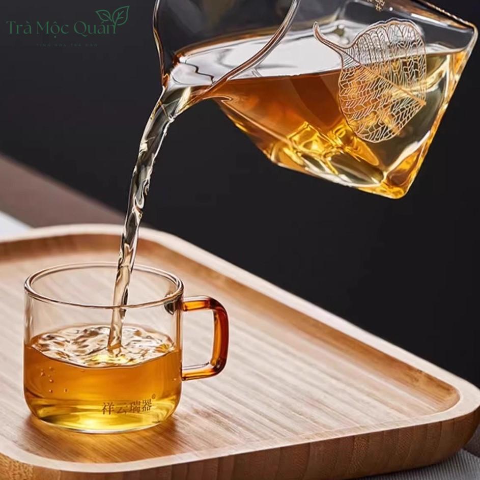 Tống Trà Thủy Tinh Tay Cầm Gỗ Họa Tiết Lá Bồ Đề 300ml TT13