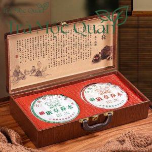 Set Quà 2 Bánh Trà Phổ Nhĩ Ban Chương Kiều Mộc Lưỡng Toàn Kỳ Mỹ – Hộp Vali Cao Cấp 375g x 2 PN71